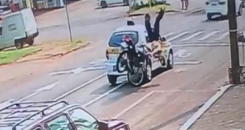 Imagem referente a Motociclista é arremessada após colidir na traseira de carro da autoescola