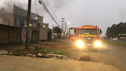 Imagem referente a Bombeiros são mobilizados para combater fogo em um lote fechado no Santos Dumont