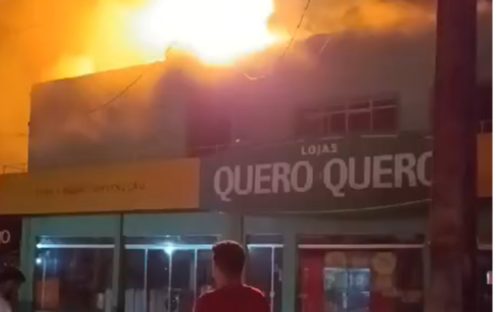 Imagem referente a Incêndio de grandes proporções atinge Loja Quero-Quero e causa pânico em Cantagalo