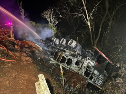 Imagem referente a Carreta tomba, pega fogo e motorista morre preso às ferragens na PR 182 em Palotina