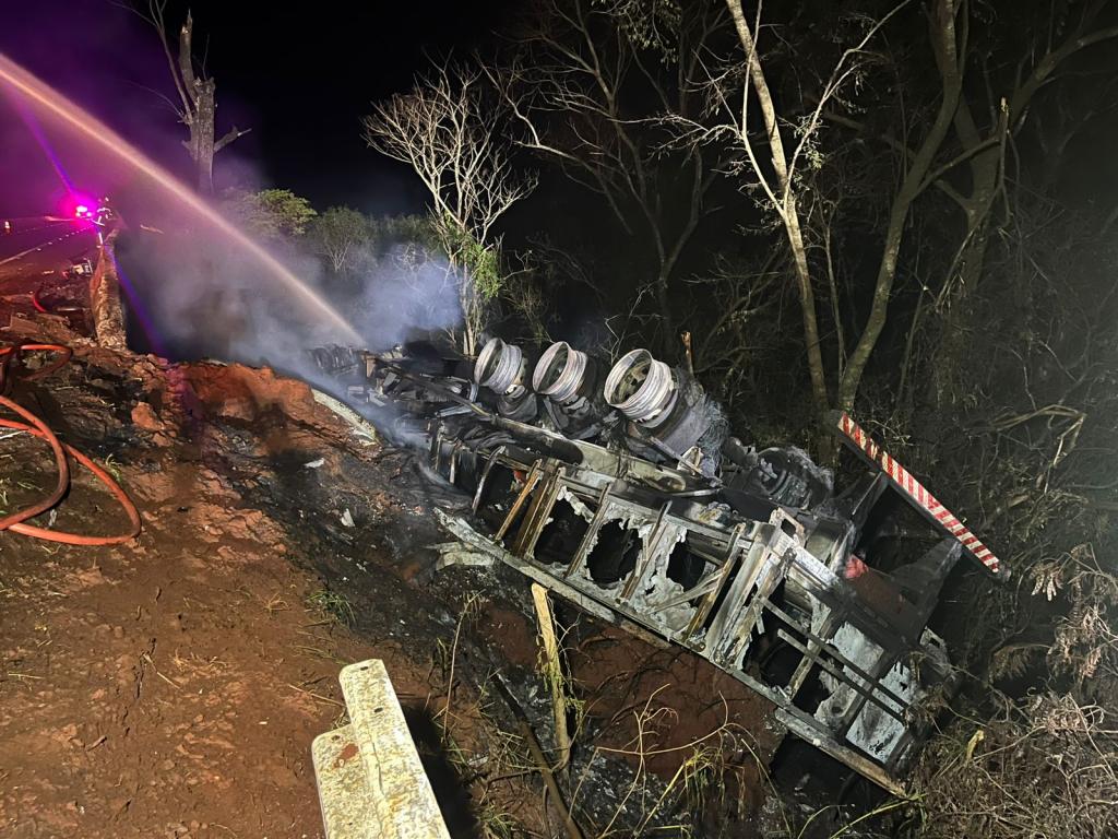 Carreta tomba, pega fogo e motorista morre preso às ferragens na PR 182 em Palotina
