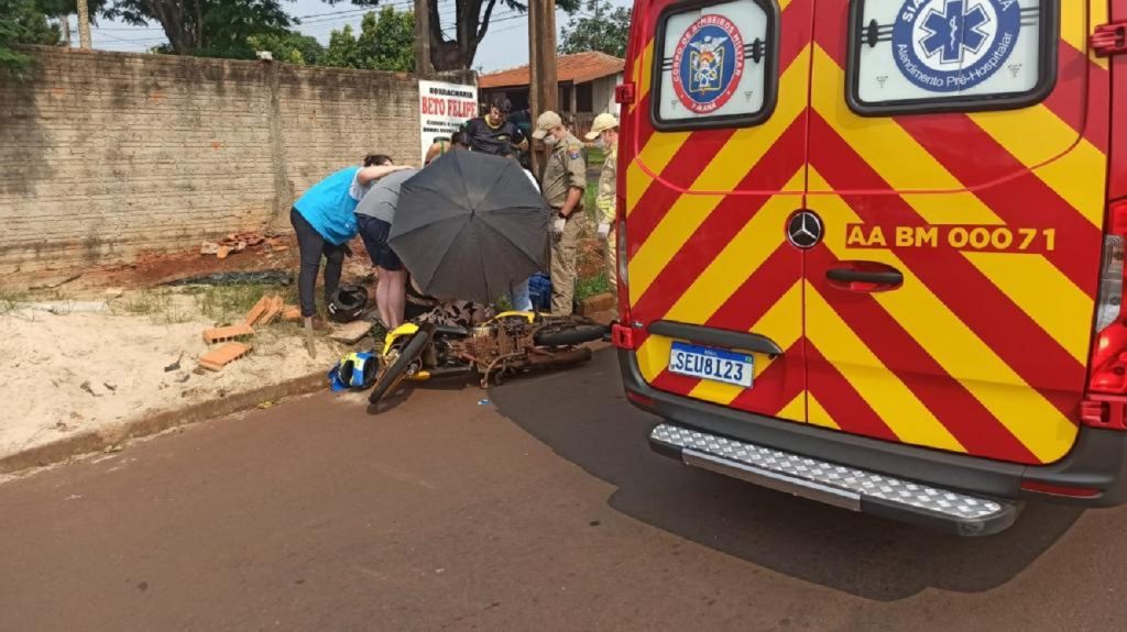 Motociclista é fechada por outro veículo e colide contra carro em acostamento em Toledo