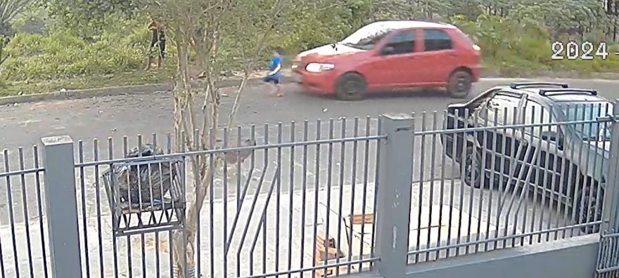 Vídeo: Menino de quatro anos é atropelado e motorista foge sem prestar socorro