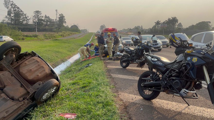 Mulher fica ferida ao capotar carro na BR-277, em frente à Mascarello