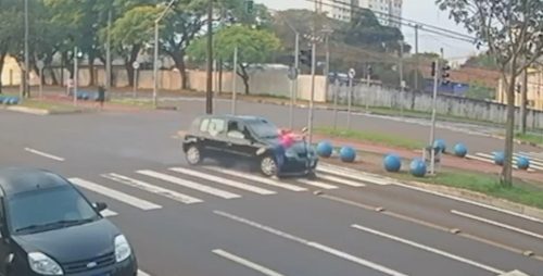 Imagem referente a Câmera flagra adolescente sendo atingida por Renault Clio na faixa de pedestres