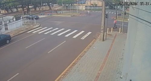 Imagem referente a Por outro ângulo: adolescente é atingida por Renault Clio enquanto atravessava a rua em patinete elétrico