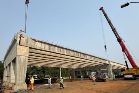 Imagem referente a Operação de lançamento de vigas em viadutos da BR-469 em Foz do Iguaçu é expandida