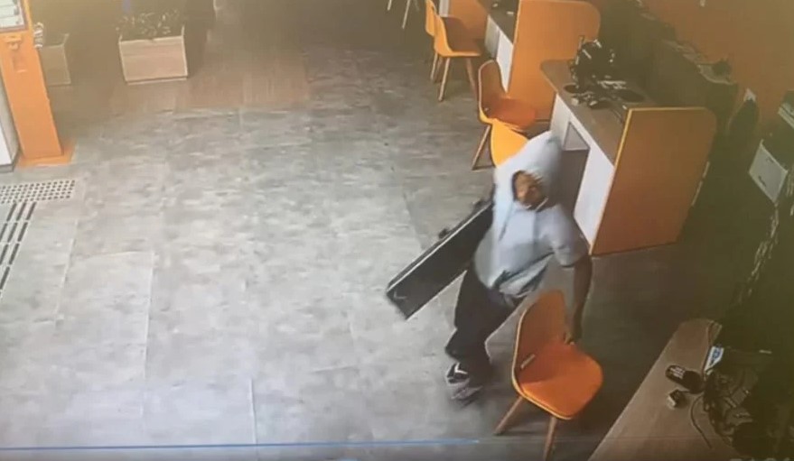 Dupla invade agência bancária do Itaú e rouba televisão