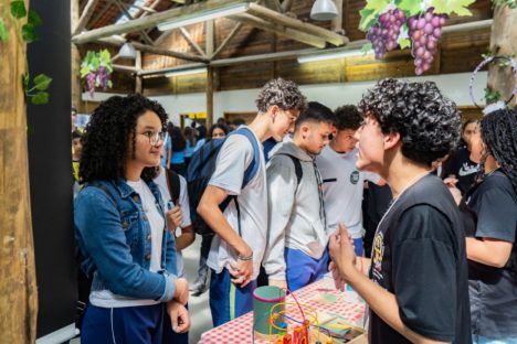 Imagem referente a Feira mostra a alunos do ensino fundamental os benefícios da educação profissional