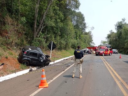 Imagem referente a Conforme PRF, acidente com morte na BR-277 envolveu BYD, Fiat Uno e caminhão cegonha