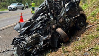 Imagem referente a Veja como ficou Uno roubado em Cascavel, envolvido em acidente que culminou na morte do suspeito do crime na BR-277