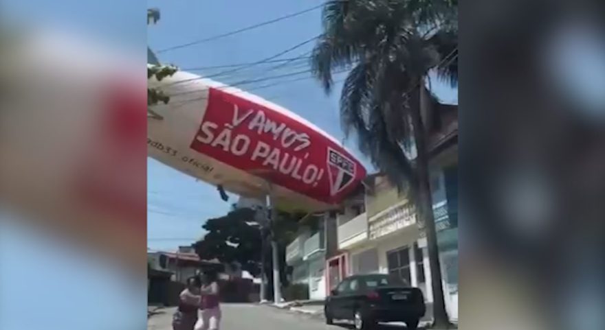 Dirigível do São Paulo FC cai em residência e deixa dois feridos em Osasco