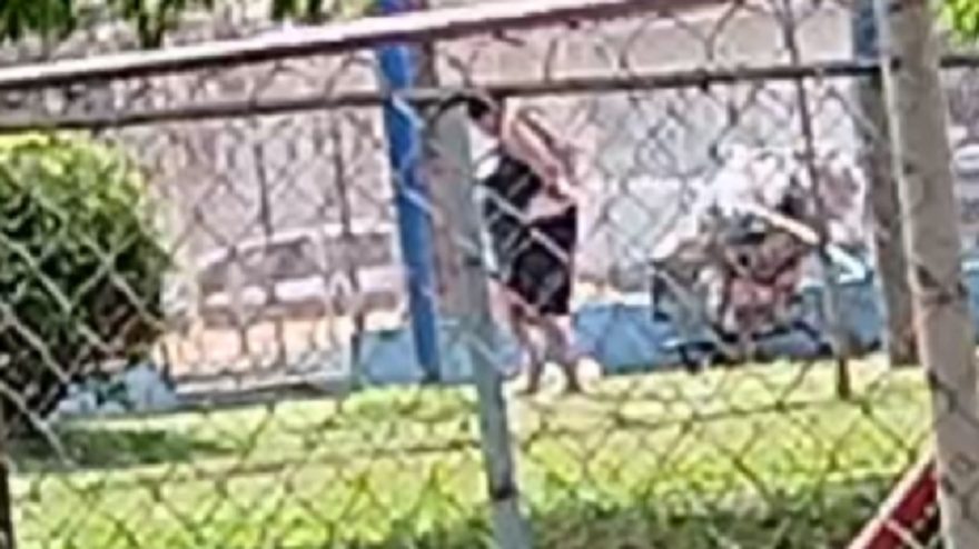 Ai que delícia o verão! Moradora de rua é flagrada lavando “as partes” na praça do Maria Luiza
