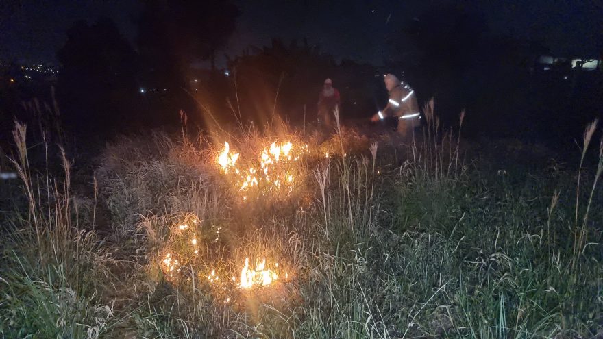 Bombeiros combatem incêndio em vegetação no Loteamento Veredas