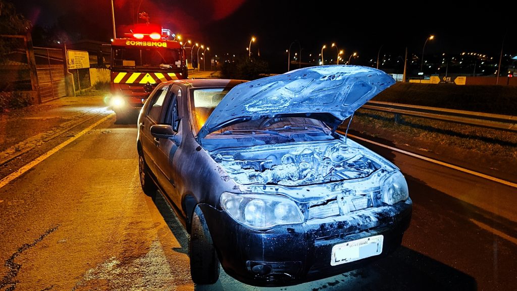 Fogo consome motor de Palio na marginal da PRc-467 no São Cristóvão