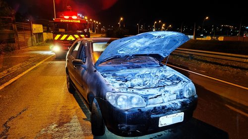 Imagem referente a Fogo consome motor de Palio na marginal da PRc-467 no São Cristóvão