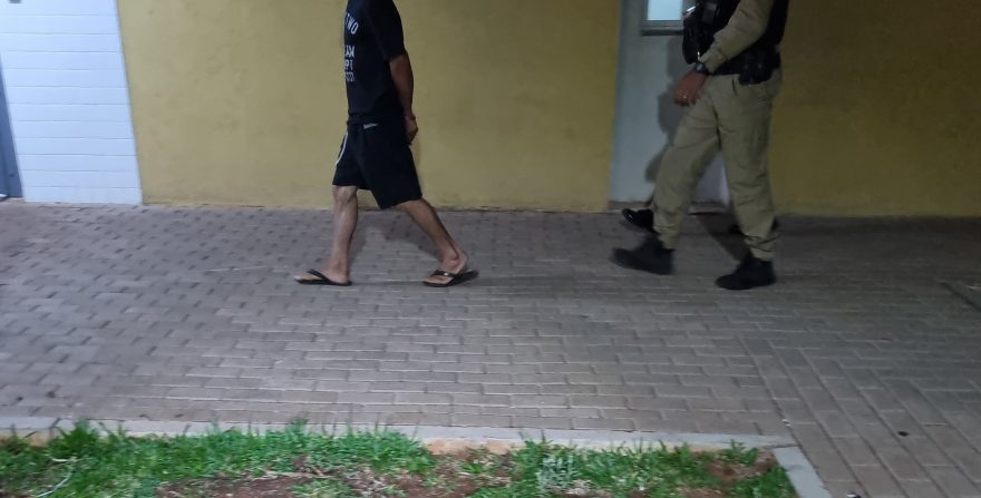 Pinga e ciúmes: homem é preso após ameaçar, acusar esposa de traição e causar estragos em casa