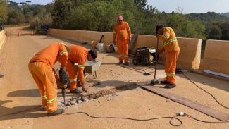 DER/PR faz reforma geral em ponte sobre o Rio Iapó em estrada rural de Castro