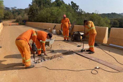 Imagem referente a DER/PR faz reforma geral em ponte sobre o Rio Iapó em estrada rural de Castro