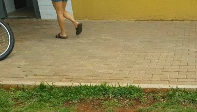 Imagem referente a Mãe flagra filha fumando em frente a Colégio e ao pedir que estudante voltasse à aula é agredida