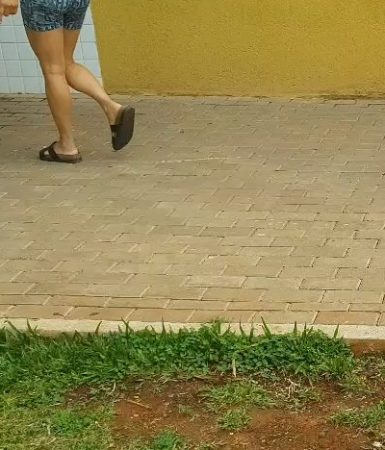 Imagem referente a Mãe flagra filha fumando em frente a Colégio e ao pedir que estudante voltasse à aula é agredida