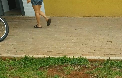 Imagem referente a Mãe flagra filha fumando em frente a Colégio e ao pedir que estudante voltasse à aula é agredida