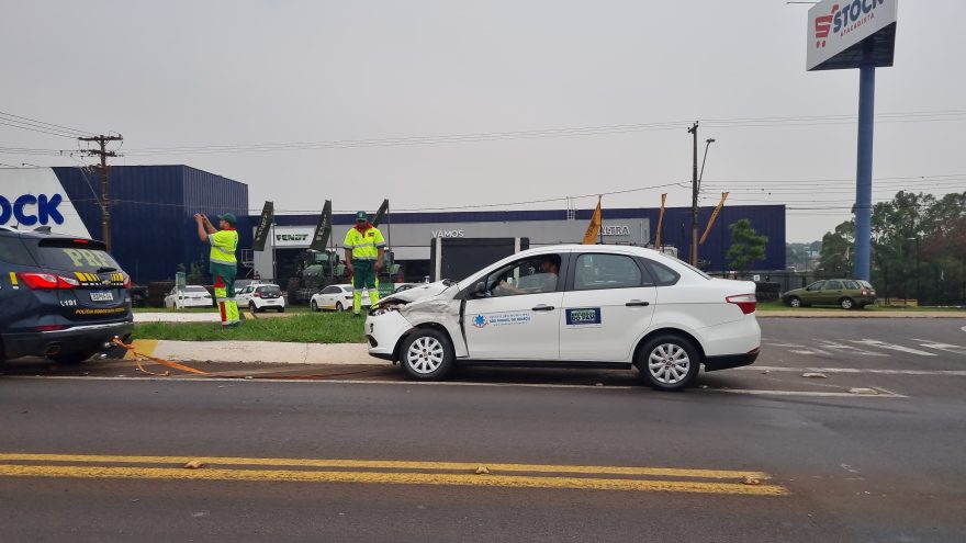 Carro da Prefeitura de São Miguel do Iguaçu e caminhão baú se envolvem em colisão no Trevo da Portal