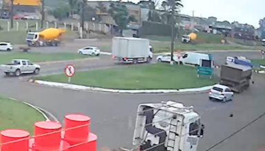 Imagem referente a Vídeo mostra carro atravessando Trevo da Portal e sendo atingido por caminhão na BR-277