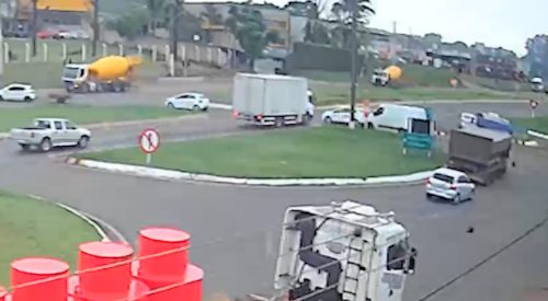 Imagem referente a Vídeo mostra carro atravessando Trevo da Portal e sendo atingido por caminhão na BR-277