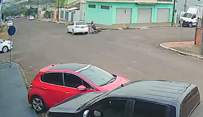 Acidente evidencia problema de sinalização no cruzamento das ruas João Fazio e Prudente de Moraes