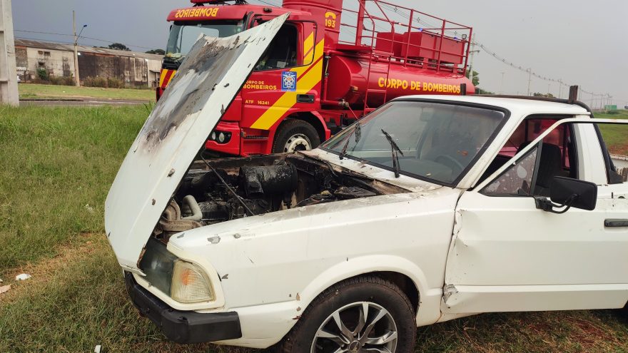 Ford Pampa pega fogo na PR-486 e Corpo de Bombeiros é mobilizado