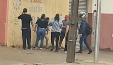 Imagem referente a Jovem tenta bater na mãe ao ser pega fumando em frente ao colégio