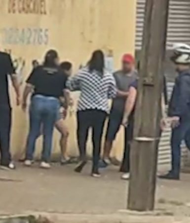 Imagem referente a Jovem tenta bater na mãe ao ser pega fumando em frente ao colégio