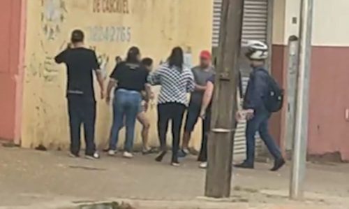 Imagem referente a Jovem tenta bater na mãe ao ser pega fumando em frente ao colégio