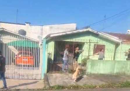 Imagem referente a Vídeo: Mulher é baleada após atacar PMs com facão durante ordem de despejo