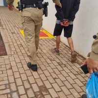 Imagem referente a Homem é detido após furtar chocolate em supermercado