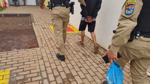 Imagem referente a Homem é detido após furtar chocolate em supermercado