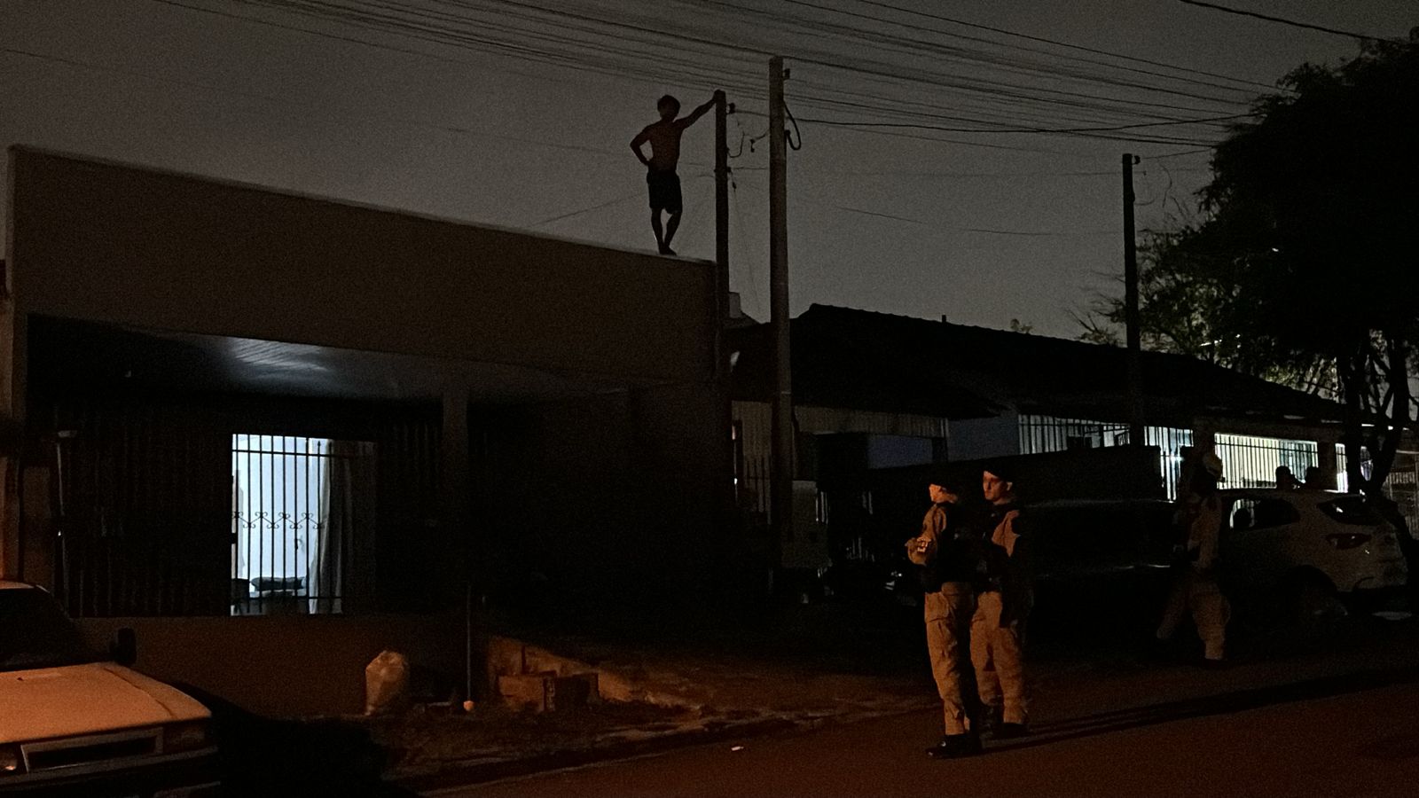 Imagem referente a Após duas horas de negociações, Bombeiros resgatam 