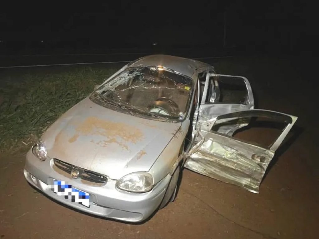 Corsa capota após colisão frontal na BR-163 entre Mercedes e Marechal Rondon