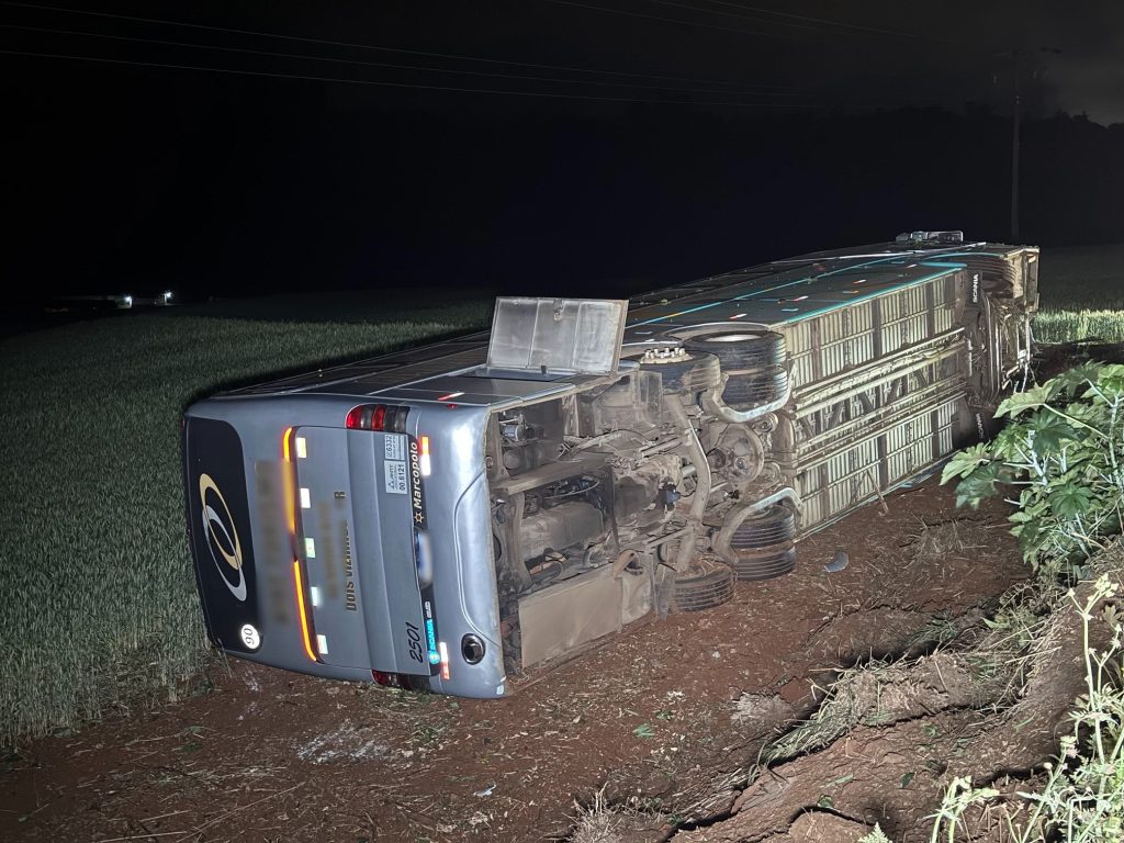 Ônibus com 42 estudantes tomba na PRc-281 em Dois Vizinhos e deixa motorista em estado grave