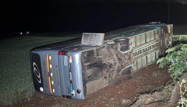 Imagem referente a Ônibus com 42 estudantes tomba na PRc-281 em Dois Vizinhos e deixa motorista em estado grave