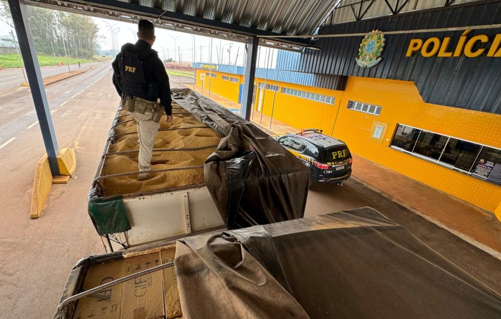 PRF apreende 600 mil maços de cigarro escondidos sob a soja em Guaíra