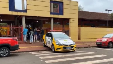 Imagem referente a PM é acionada após aluna esfaquear dois colegas dentro de sala de aula