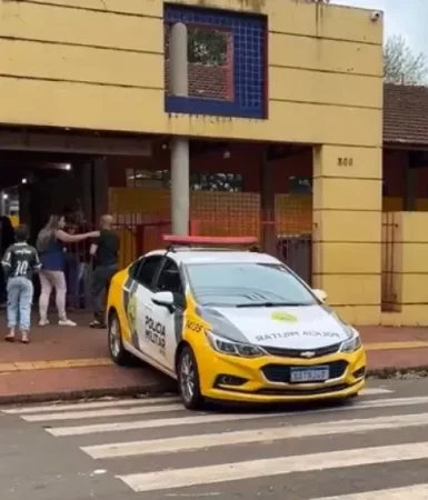 Imagem referente a PM é acionada após aluna esfaquear dois colegas dentro de sala de aula