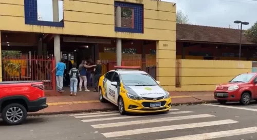 Imagem referente a PM é acionada após aluna esfaquear dois colegas dentro de sala de aula