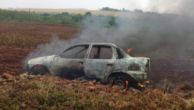 Imagem referente a Nora esfaqueia sogros e incendeia carro durante fuga