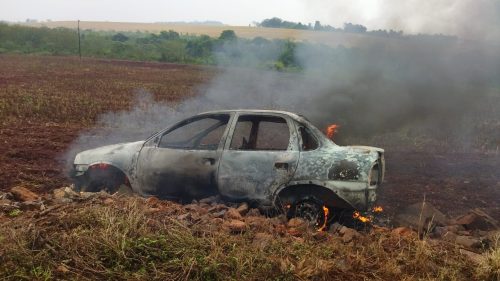 Imagem referente a Nora esfaqueia sogros e incendeia carro durante fuga