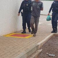 Imagem referente a Jovem invade residência, se tranca em banheiro para fugir de moradores e acaba preso