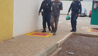 Imagem referente a Jovem invade residência, se tranca em banheiro para fugir de moradores e acaba preso