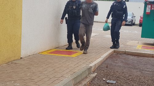 Imagem referente a Jovem invade residência, se tranca em banheiro para fugir de moradores e acaba preso